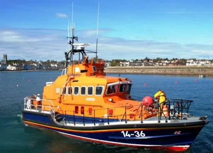 Flare aids rescue of crew in yacht taking on water