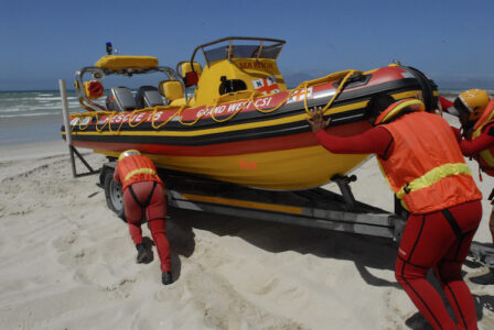 Illuminating flare aids boat breakdown